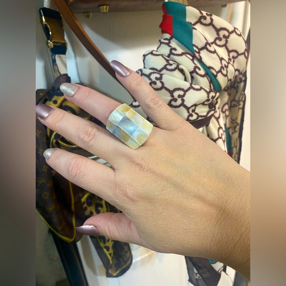💰2/$10 Womens Shell colored ring wearing it on size 7 finger - Picture 2 of 6